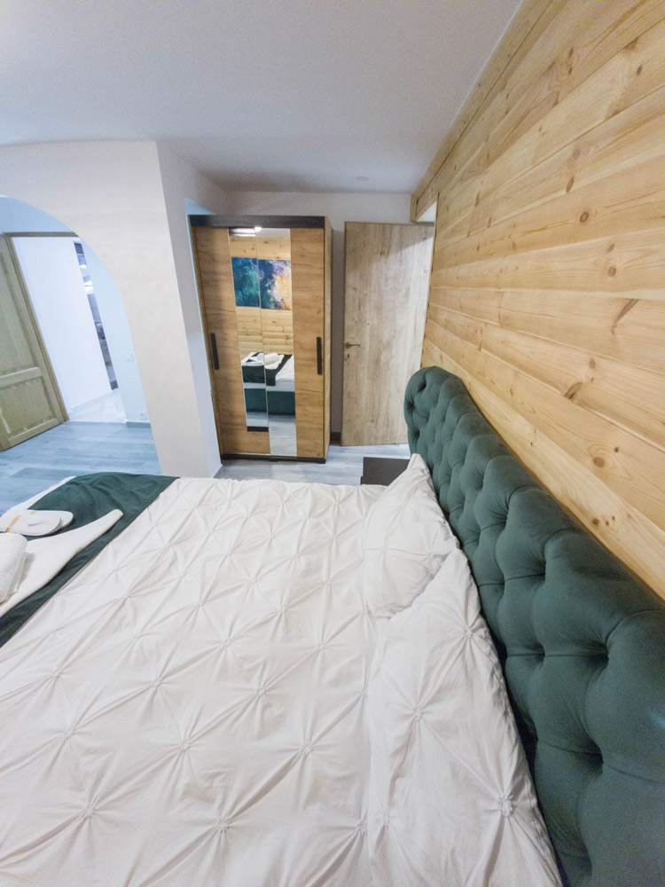Woody room Transylvania House 07