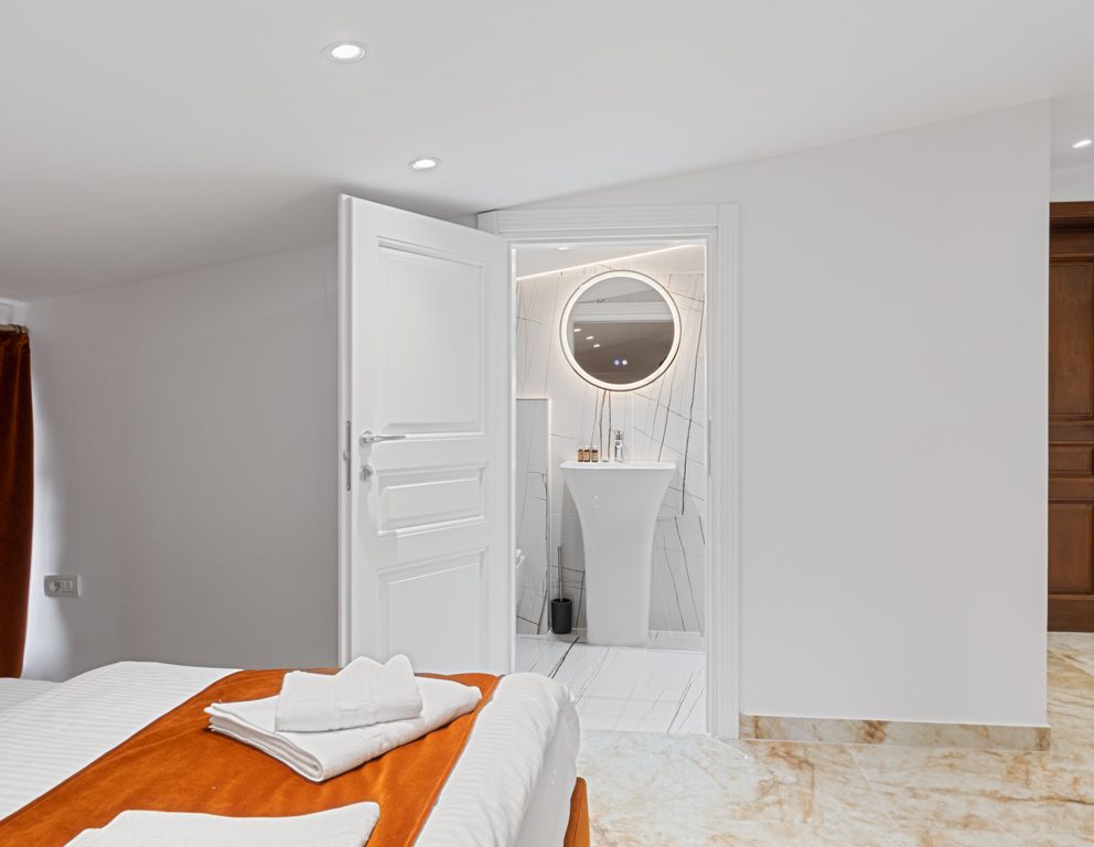 Orange Room - camera cazare Transylvania House